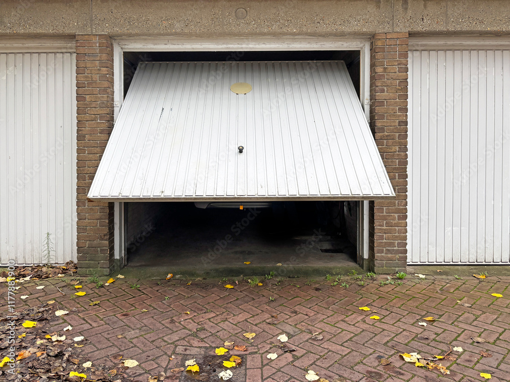porte de garage basculante adobe stock